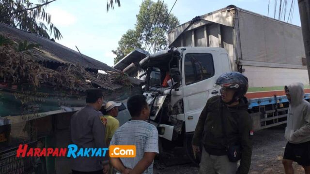 Kecelakaan-Beruntun-5-Kendaraan-di-Tutugan-Leles-Garut-1-Orang-Tewas.jpg