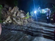 Longsor Tutup Jalan ke Pantai Batu Hiu Pangandaran, Relawan Evakuasi dengan Alat Seadanya Longsor-tutup-akses-jalan-ke-Batuhiu-Pangandaran.jpg