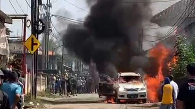 Mobil-Avanza-Sedang-Berjalan-Tiba-tiba-Terbakar-di-Tasikmalaya.jpg