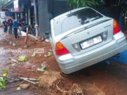 Mobil Sedan Tabrak Pagar Rumah Warga di Ciamis Mobil-Sedan-Tabrak-Pagar-Rumah-Warga-di-Ciamis.jpg