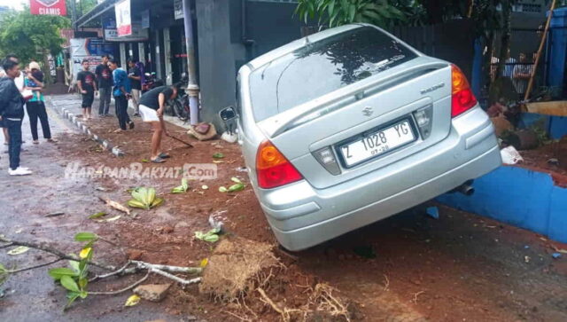 Mobil-Sedan-Tabrak-Pagar-Rumah-Warga-di-Ciamis.jpg