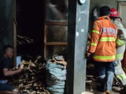 Pabrik Hanger di Tasikmalaya Terbakar, Pemilik: Tiba-Tiba Ada Kepulan Asap Hitam di Udara Pabrik-Hanger-di-Tasikmalaya-Terbakar.jpg