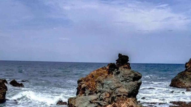 Pantai-Karang-Tawulan-Tasikmalaya-Terkenal-Mirip-Pantai-Lot-Bali.jpg