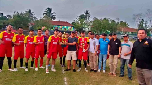 Pelatih-PSGC-Ciamis-HRK-Apresiasi-Turnamen-Sepakbola-Antar-RW-di-Handapherang.jpg