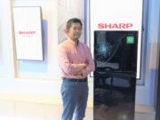 Sharp Indonesia Capai Prestasi Produksi Lemari Es ke-25 Juta Unit 042-Foto-1-Shinji-Teraoka-presiden-direktur-SEID-berfoto-di-Lemari-Es-Sharp_745x600.jpg