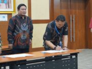 Erajaya Group dan 49 SPV Berkolaborasi dalam Program Peningkatan Kompetensi Vokasi Bapak-Dadang-Sudibyo-sedang-menandatangani-PKS-didampingi-oleh-Bapak-Jimmy-Perangin-Angin-Chief-Human-Capital-Legal-dan-CSR-PT-Erajaya-Swasembada-Tbk-paling-kanan_800x450.jpg