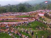 Keren, Ribuan Warga di Pangandaran Ini Bentangkan Bendera Merah Putih 4000 Meter Bentangkan-Bendera-Merah-Putih.jpg