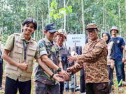 Bersama Warga dan Mahasiswa, Nanang Permana Ikut Tanam Ratusan Pohon di Desa Tanjungsari Ciamis Bersama-Warga-dan-Mahasiswa-Nanang-Permana-Ikut-Tanam-Ratusan-Pohon-di-Desa-Tanjungsari-Ciamis.jpg