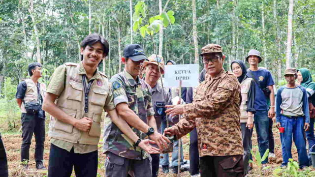 Bersama-Warga-dan-Mahasiswa-Nanang-Permana-Ikut-Tanam-Ratusan-Pohon-di-Desa-Tanjungsari-Ciamis.jpg