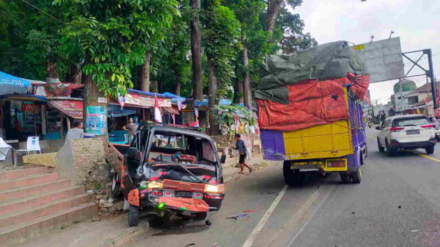 Di-Kota-Banjar-Truk-Oleng-Hantam-2-Kendaraan-yang-Terparkir.jpg