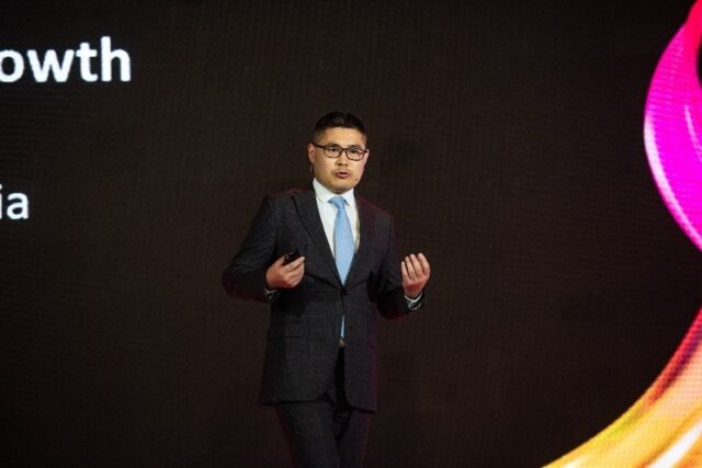 Foto-1-Kevin-Yang-Vice-President-Campus-Network-Domain-Huaweis-Data-Communication-Product-Line_800x534.jpg