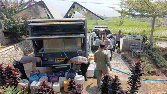 Kendaraan-Polisi-diubah-jadi-alat-angkut-air-bersih-di-Garut.jpg