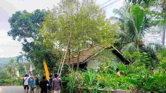 Pemasangan-Kabel-Jaringan-Internet-di-Langkaplancar-Pangandaran-Disoal-Warga.jpg