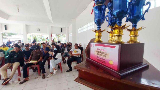 Tak-Terima-Diberi-Hadiah-Piala-Bekas-Warga-Ontrog-Kantor-Desa-Purwadadi-Ciamis.jpg