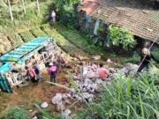 Truk Terjun ke Jurang di Garut, Nyaris Timpa Rumah Warga Truk-Terjun-ke-Jurang-di-Garut.jpg