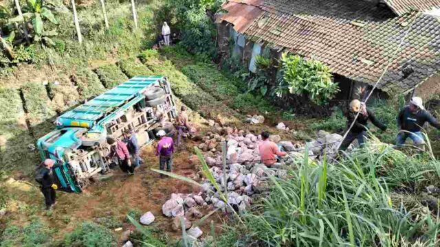 Truk-Terjun-ke-Jurang-di-Garut.jpg