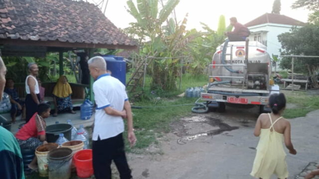 Warga-Binangun-Kota-Banjar-Menanti-IPA-Mobile-Pengolah-Air-Bersih.jpg