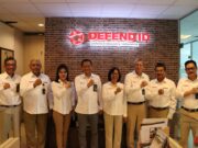 Erick Thohir Mengangkat Kembali Rina Moreta sebagai Komisaris DAHANA Menteri BUMN Erick Thohir selaku pemegang saham Seri A Dwiwarna secara resmi mengangkat kembali Rina Moreta sebagai Komisaris PT DAHANA melalui Surat Keputusan Para Pemegang Saham tentang Pengangkatan Anggota Dewan Komisaris PT DAHANA. Acara pengangkatan ini diselenggarakan secara hybrid di Kantor PT Len Industri (Persero), Jakarta, 14 Agustus 2023. Bobby Rasyidin, Direktur Utama PT Len Industri (Persero) selaku Pemegang Saham Seri B PT DAHANA menyampaikan selamat kepada Rina Moreta yang terpilih kembali menjadi Komisaris PT DAHANA. Menurutnya, kinerja Rina Moreta sebagai komisaris turut bersumbangsih pada kemajuan DAHANA beberapa tahun ke belakang. “Selamat kembali bergabung Ibu Rina, karena memang sepertinya Ibu dilahirkan untuk DAHANA. Betul dalam 2-3 tahun ke belakang DAHANA mengalami peningkatan keuntungan yang sangat signifikan. Tapi kita harus tetap berhati-hati karena resesi global belum berakhir,†ungkap Bobby Rasyidin. Hal ini juga ditegaskan oleh Asisten Deputi Bidang Industri Manufaktur Kementerian BUMN Liliek Mayasari, ia berharap dengan terpilihnya kembali Rina Moreta dapat membuat DAHANA mempertahankan kinerja unggulnya, bahkan melampaui pencapaian di tahun-tahun sebelumnya. “Alhamdulillah kekosongan Komisaris PT Dahana dapat segera terisi. Semoga Ibu Rina selaku komisaris dapat terus mendukung dan mendorong PT Dahana agar dapat semakin melejit,†ujar Liliek. Sementara itu, Komisaris Utama DAHANA Marsekal Madya TNI Donny Ermawan Taufanto yang hadir secara daring mengungkapkan bahwa kinerja Rina Moreta sebagai komisaris DAHANA sangat membantu kinerja Dewan Komisaris. Ia juga berharap, keahlian dan pengalaman Rina Moreta dapat membuat DAHANA semakin maju dan berkembang. “Expertise dan pengalaman ibu sebagai Komisaris PT DAHANA memberikan kami harapan untuk dapat terus meningkatkan kinerja perusahaan. Alhamdulillah Dewan Komisaris DAHANA sangat terbantu dengan Ibu Rina,†ujar Donny Ermawan Taufanto. Dalam Surat Keputusan tersebut juga ditetapkan Rizky Olivia Nasution dan Wahyudi Hidayat sebagai Komisaris Independen PT DAHANA dengan masa jabatan meneruskan sisa masa jabatan berdasarkan Keputusan Menteri Badan Usaha Milik Negara. Dengan demikian, susunan Dewan Komisaris PT DAHANA menjadi sebagai berikut: Donny Ermawan Taufanto, Komisaris Utama Rina Moreta, Komisaris Wahyudi Hidayat, Komisaris Independen Rizky Olyvia Nasution, Komisaris Independen