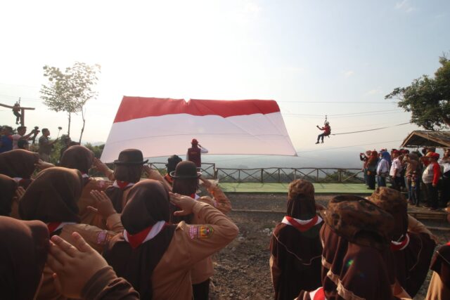 Kibarkan Bendera Merah-Putih Raksasa, Bupati Subang Ajak Generasi Muda Subang Jiwai Semangat Para Pahlawan