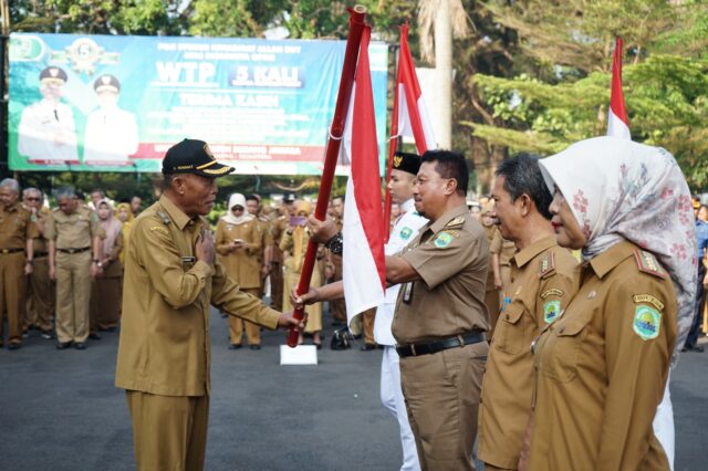 Pemerintah Kabupaten Subang Laksanakan Gerakan Pembagian Bendera Merah Putih Tahun 2023