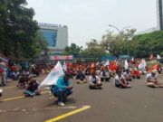Geruduk Kemnaker RI, Ratusan Buruh Tuntut Upah Naik dan Cabut Omnibuslaw! Buruh-Tuntut-Upah-Naik.jpeg