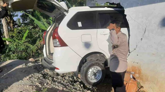 Mobil-Tabrak-Rumah.jpg