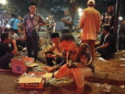 Pendamping Rombongan Penerima SK KHDPK dari Pangandaran Berjibaku Bersihkan Sampah di GBK Pendamping-Rombongan-Penerima-SK-KHDPK-dari-Pangandaran-Berjibaku-Bersihkan-Sampah-di-GBK.jpg