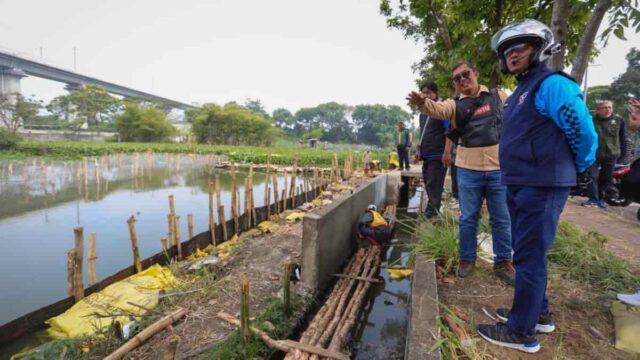 Plh-Wali-Kota-Bandung-Ema-Sumarna-Tinjau-Kolam-Retensi.jpeg