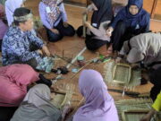 Puluhan KPM PKH di Desa Margajaya Ciamis Dilatih Membuat Kerajinan Bambu Puluhan-KPM-PKH-di-Desa-Margajaya-Ciamis-Dilatih-Membuat-Kerajinan-Bambu.jpg