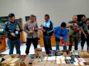 Lagi Ribuan Botol Miras Ditemukan Petugas Gabungan di Garut Ribuan-Botol-Miras-Ditemukan-petugas-di-Garut.jpg