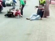 Tersayat Gelasan Layangan Putus, Pemotor di Tasikmalaya Alami Luka Serius di Leher Tersayat-Gelasan-Layangan-Putus-Pemotor-di-Tasikmalaya-Alami-Luka-Serius-di-Leher.jpg