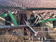 Tiang Listrik Tiba-Tiba Ambruk dan Timpa Rumah Warga di Banjaranyar Ciamis Tiang-Listrik-tiba-tiba-ambruk-di-Banjaranyar-Ciamis.jpg