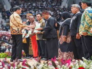320 Warga Langkaplancar Pangandaran Terima SK KHDPK dari Presiden Jokowi Warga-Langkaplacar-Pangandaran-terima-SK-KHDPK-dari-Presiden-Jokowi.jpg