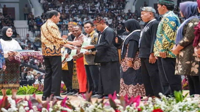 Warga-Langkaplacar-Pangandaran-terima-SK-KHDPK-dari-Presiden-Jokowi.jpg