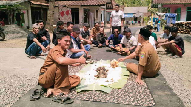 Warga-Pongporang-Ciamis-Ungkap-Syukur-dengan-Ngaliwet-Bareng.jpg