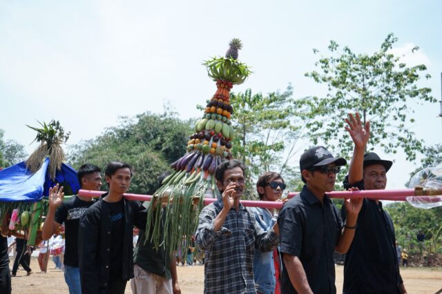 Rangkaian Pawai Antar Dusun Turut Meriahkan Acara Ruatan Bumi Desa Kawunganten Kecamatan Cikaum