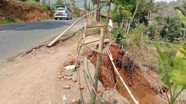 Bahu-Jalan-Provinsi-di-Panjalu-Ciamis-Longsor.jpg