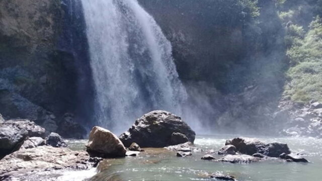 Curug-Nyogong-Garut.jpg