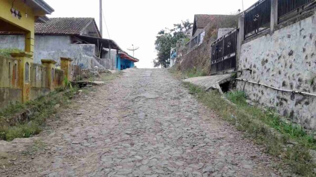 Jalan-Penghubung-antar-Kecamatan-di-Ciamis-Rusak-Parah.jpg