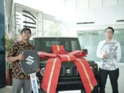 Suzuki Serahkan Jimny Untuk Pemenang Undian Triple Surprise Penyerahan-Suzuki-Jimny-AT-Kepada-Pemenang-Undian-Triple-Surprise-GIIAS-2023-4-scaled.jpg