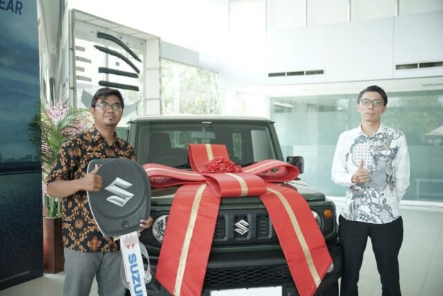 Penyerahan-Suzuki-Jimny-AT-Kepada-Pemenang-Undian-Triple-Surprise-GIIAS-2023-4-scaled.jpg