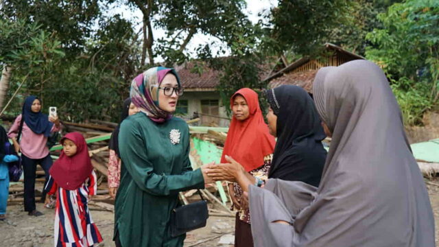 Rina-Saadah-Beri-Bantuan-kepada-warga-Cimaragas-Ciamis.jpg