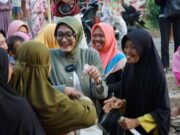 Emak-emak di Kuningan Antusias Bertemu Rina Saadah, Jadi Rebutan untuk Berfoto Rina-Saadah-kuningan.jpeg