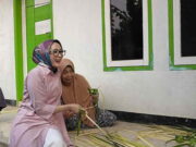 Belajar Buat Ketupat ke Warga Ciamis, Rina Saadah: Penuh Perjuangan Sambangi-Warga-Rajadesa-Ciamis-Bacaleg-DPR-RI-Rina-Saadah-Diajari-Bikin-Ketupat.jpg