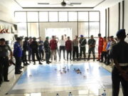Jelang Pemilu 2024, Kapolres Kota Banjar Ingatkan Jangan Mudah Terpengaruh Berita Hoaks Tactical-Floor-Game-TFG-dalam-rangkaian-kegiatan-Sispamkota-jelang-Pemilu-2024-di-Kota-Banjar.jpg