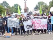 Upah Belum Dibayar, Ribuan Buruh di Tasikmalaya Ngadu ke Kantor Bupati Upah-Belum-Dibayar-Ribuan-Buruh-Ngadu-ke-Kantor-Bupati-Tasikmalaya.jpg