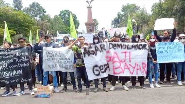 Upah-Belum-Dibayar-Ribuan-Buruh-Ngadu-ke-Kantor-Bupati-Tasikmalaya.jpg