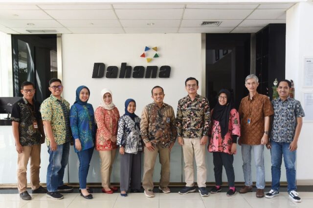 Beragam Batik Mewarnai Peringatan Hari Batik Nasional di Kantor DAHANA