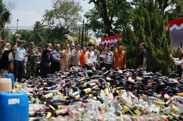 Dalam Rangka Cipta Kondisi Mantap Brata, Polres Subang Musnahkan 9.219 Botol Miras