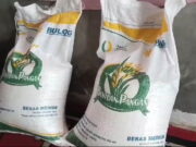 Beras Bantuan 10 Kg Malah Berisi 6,8 Kg Bikin Warga Garut Nyesek, Dicuri atau Disihir? Beras-Bantuan-yang-diterima-warga-Garut.jpg